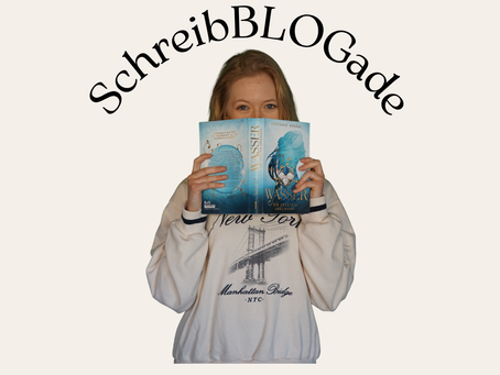 Im Hintergrund Beige, die Schrift sagt "SchreibBLOGade - Glossar", im Vordergrund hält Steffi ihr Buch "Wasser - Die letzten Urelmare" vor ihr Gesicht.