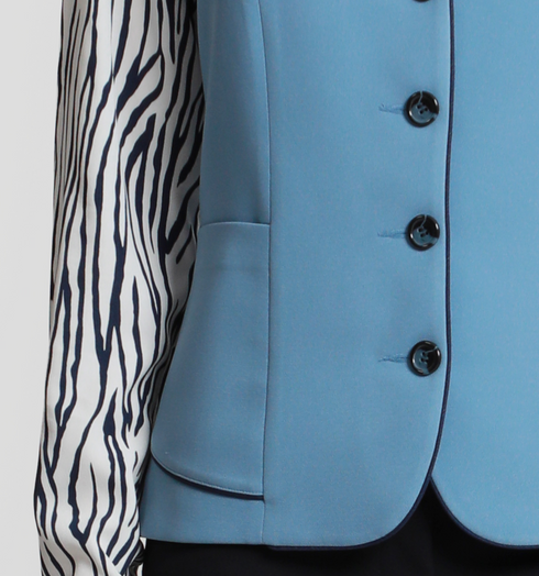 Un atuendo ejecutivo que te permite expresar tu personalidad y tu estilo único en la oficina.
