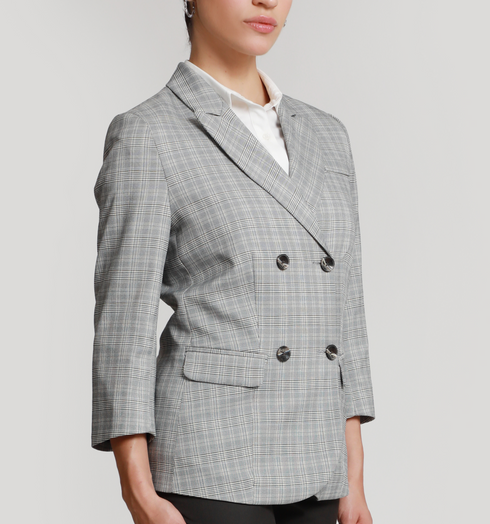 Un atuendo ejecutivo que te hace sentir empoderada y lista para conquistar el mundo empresarial.
