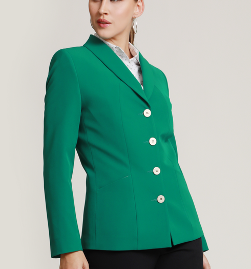 El estilo clásico se encuentra con la modernidad en este outfit ejecutivo de dama.