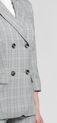 Un atuendo ejecutivo que te hace sentir empoderada y lista para conquistar el mundo empresarial.
