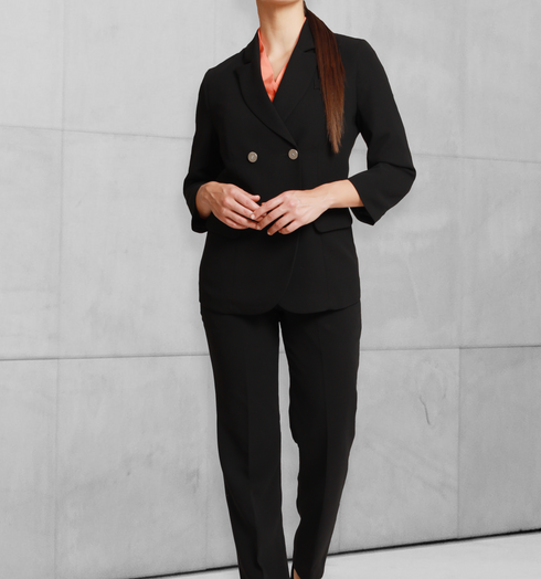 Un uniforme ejecutivo elegante y funcional que te ayuda a destacar en cualquier ocasión.