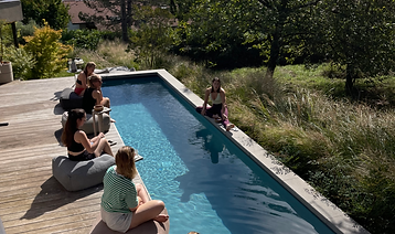Moment de partage privilégié, talk ouvert sur la nutrition autour d'une jolie piscine lors de la Golden Retreat