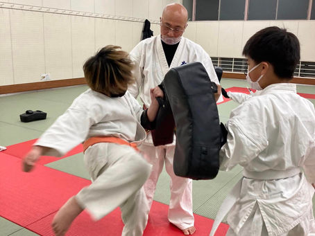 Kancho Hiroshi Hosokawa training with children.
