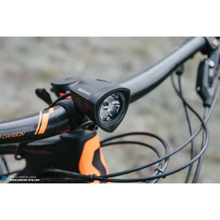 ECLAIRAGE VELO A BATTERIE AVANT SIGMA BUSTER 2000 LUMEN VISIBILITE 200M (AUTONOMIE 2.5H à 20H)