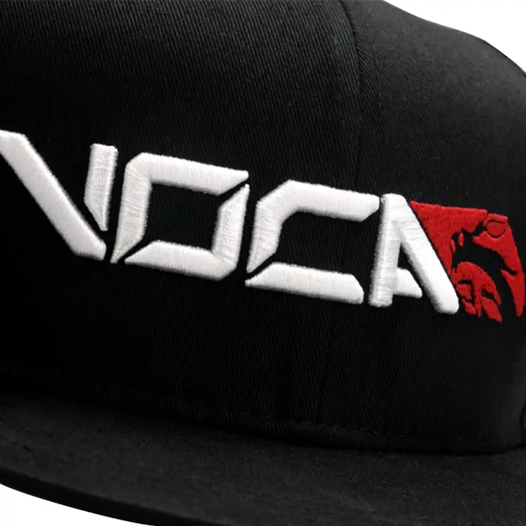Miniature : CASQUETTE VOCA TYPE SNAPBACK NOIR (LOGO BLANC ET ROUGE)