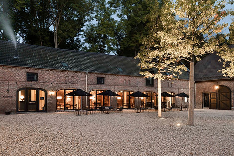Atmosphärische Architekturfotografie – stilvolle Hotelterrasse mit sanftem Abendlicht und schicken Möbeln