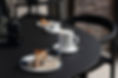 Hochwertige Food-Fotografie – frisch gebackener Kuchen und Cappuccino auf Tisch mit schwarzem Linoleum