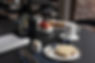 Food-Fotografie – Frühstücksplatte mit Käsebrötchen, gekochtem Ein und Cappuccino im Morgenlicht