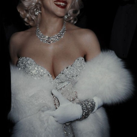 How to Achieve the Timeless Old Hollywood Look in 2024