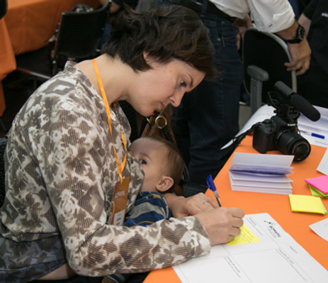 mae-trabalhando-e-amamentando