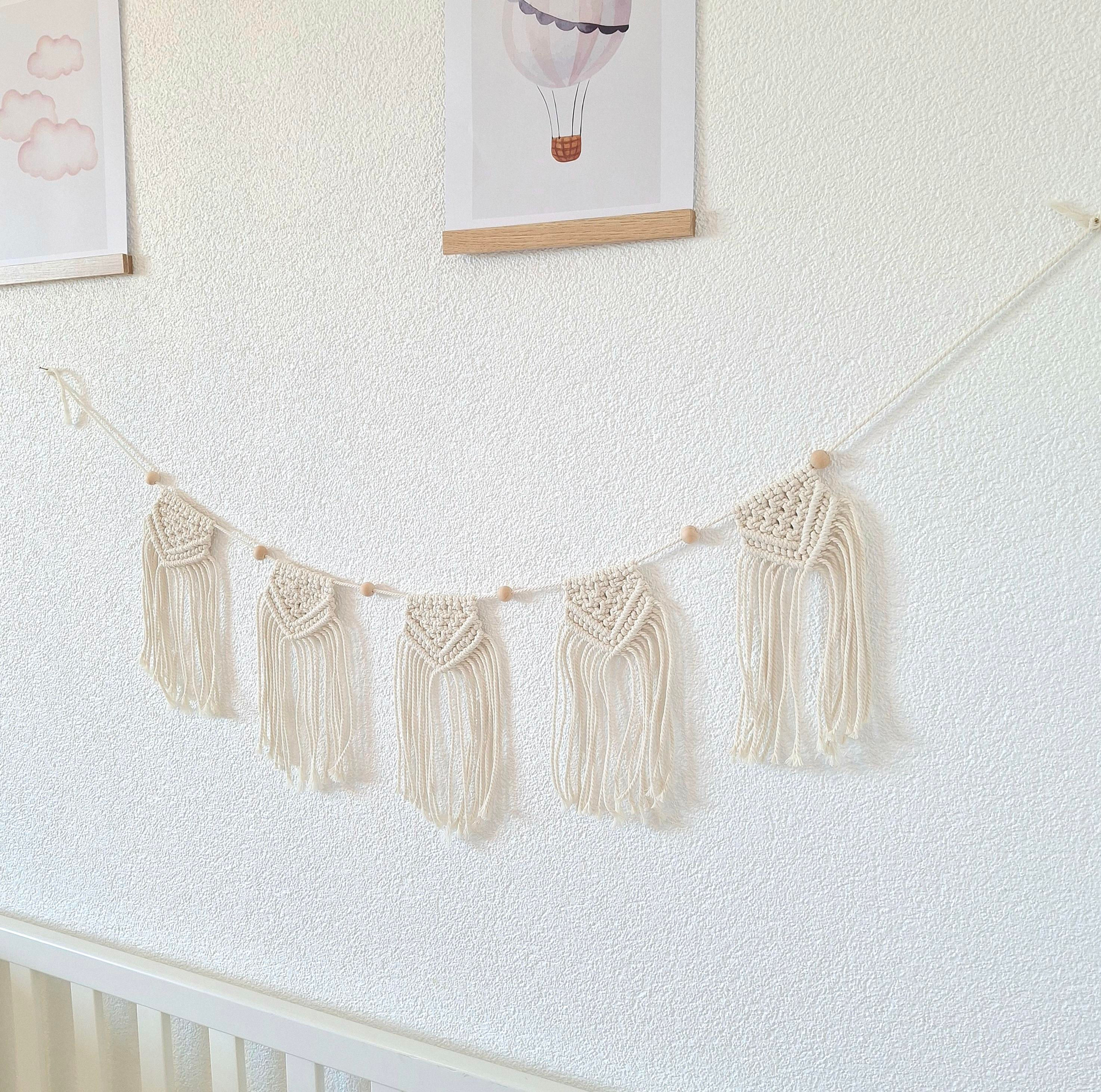 Guirlande en macramé et perles en bois