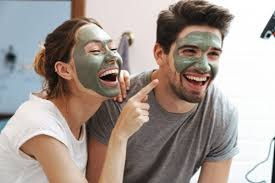 Mascarilla y diversión con tu pareja.
