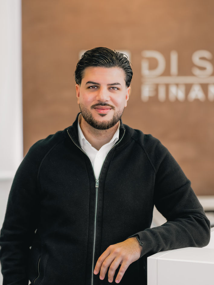 Lächelnder Mann vor Firmenlogo