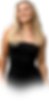 Influencerin Alina Schöck lächelt in einem schwarzen Kleid und einer weißen Perlenkette