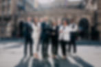 Das Team von Alexander Lang Consulting GmbH steht vor dem Sternenberger Franfurter Hof. Freundliche Business-Menschen lächeln in die Kamera.