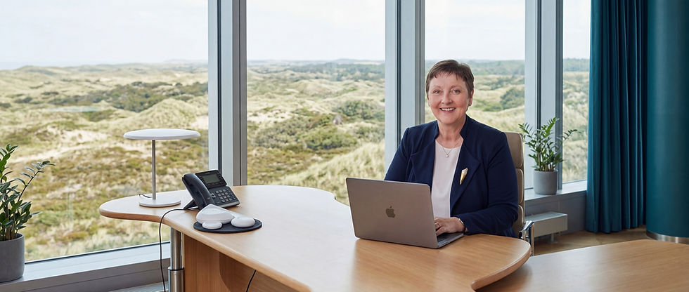 Lächelnde Frau am Schreibtisch in moderner Kanzlei