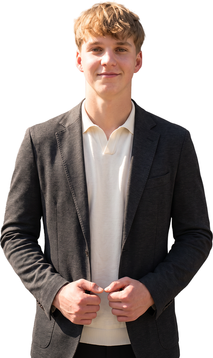 Junger lächelnder Mann in Sakko und Poloshirt