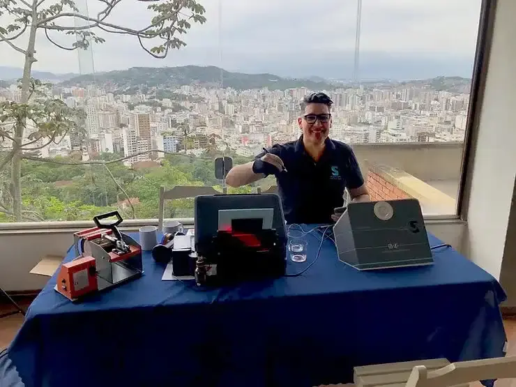 Equipamento de caricatura digital com impressão em tempo real