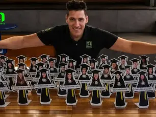 Marco Souza apresenta totens personalizados com caricaturas de formandos para encomenda de formatura
