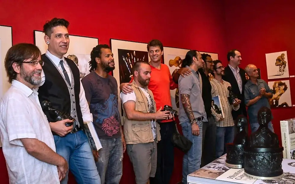 Premiação do marco Souza, fundador da SouzaArte como primeiro lugarm em caricatura com a o