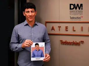 Caricaturista da SouzaArte desenhando ao vivo durante a DW! Semana de Design Rio 2026 na Todeschini CasaShopping