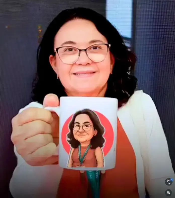 Convidada segurando caneca personalizada com caricatura digital feita pela SouzaArte