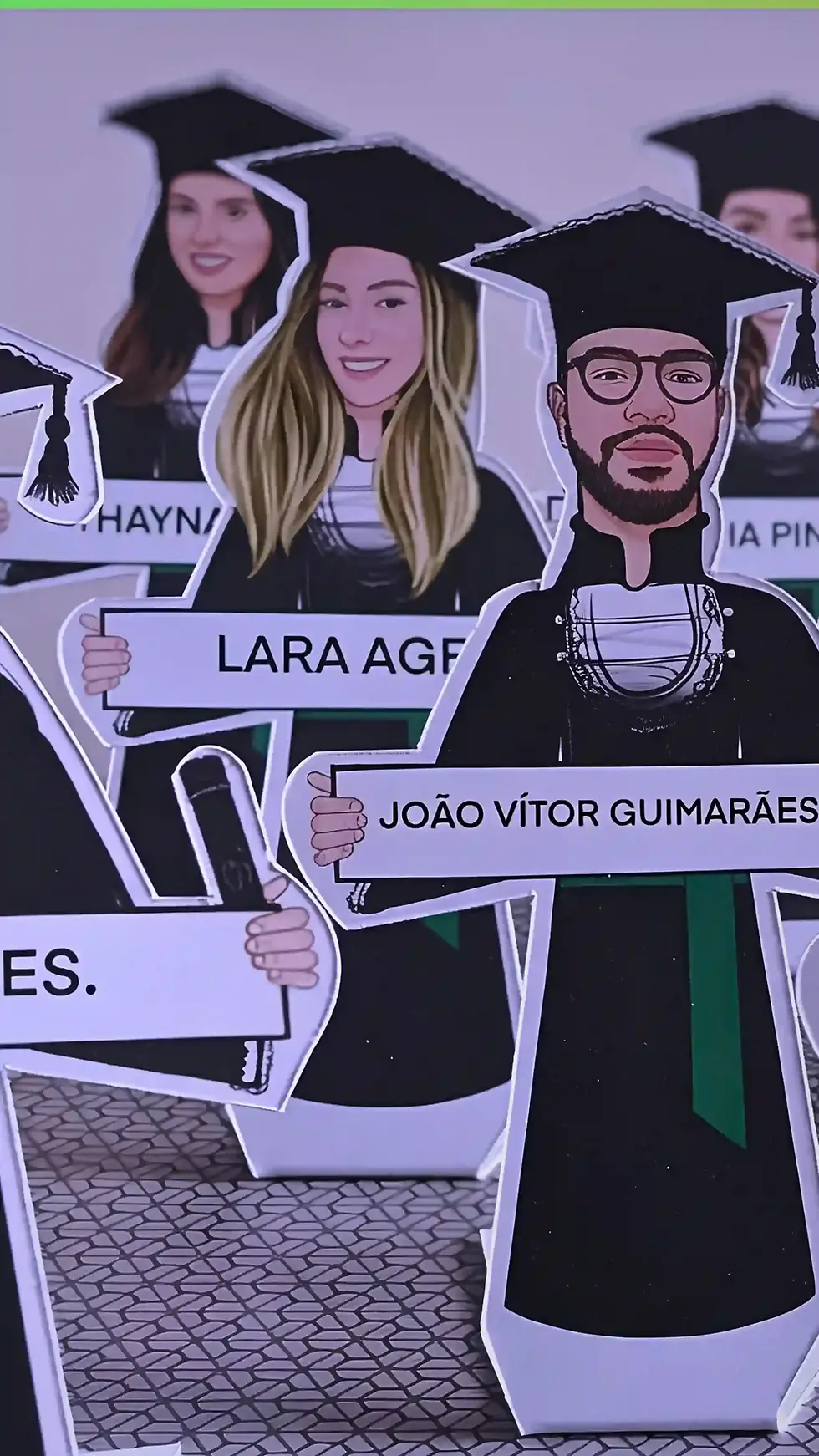 caicatura em totem de formatura da caricatura Souzarte.webp