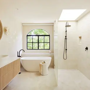 Casa de banho moderna e luxuosa com azulejos.