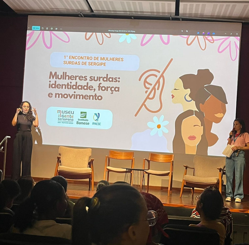 Intérprete de Libras para eventos atuando durante o encontro para mulheres surdas de Sergipe