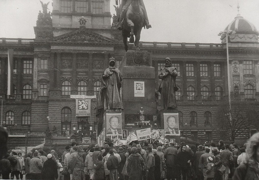 Demonstrace u sochy sv. Václava na Václavském náměstí v Praze (1989). Zdroj: wikicommons.