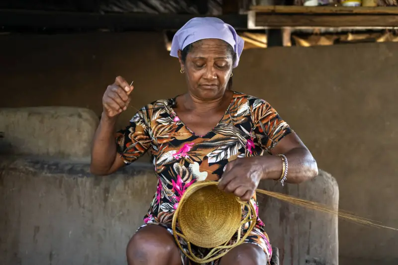 mulher executando atividade cultural no cerrado