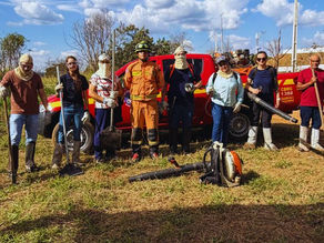 Participantes do treinamento promovido pelo Cerrado das Águas posam ao lado de bombeiro militar e veículo do Corpo de Bombeiros, equipados com abafadores, sopradores e ferramentas utilizadas na prevenção e no combate a incêndios em áreas rurais do Cerrado Mineiro.