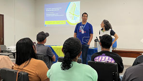 Trabalhadores rurais participam de capacitação do CCA sobre o Plano de Restauração, com instrutores explicando práticas de restauração ambiental em sala de treinamento.
