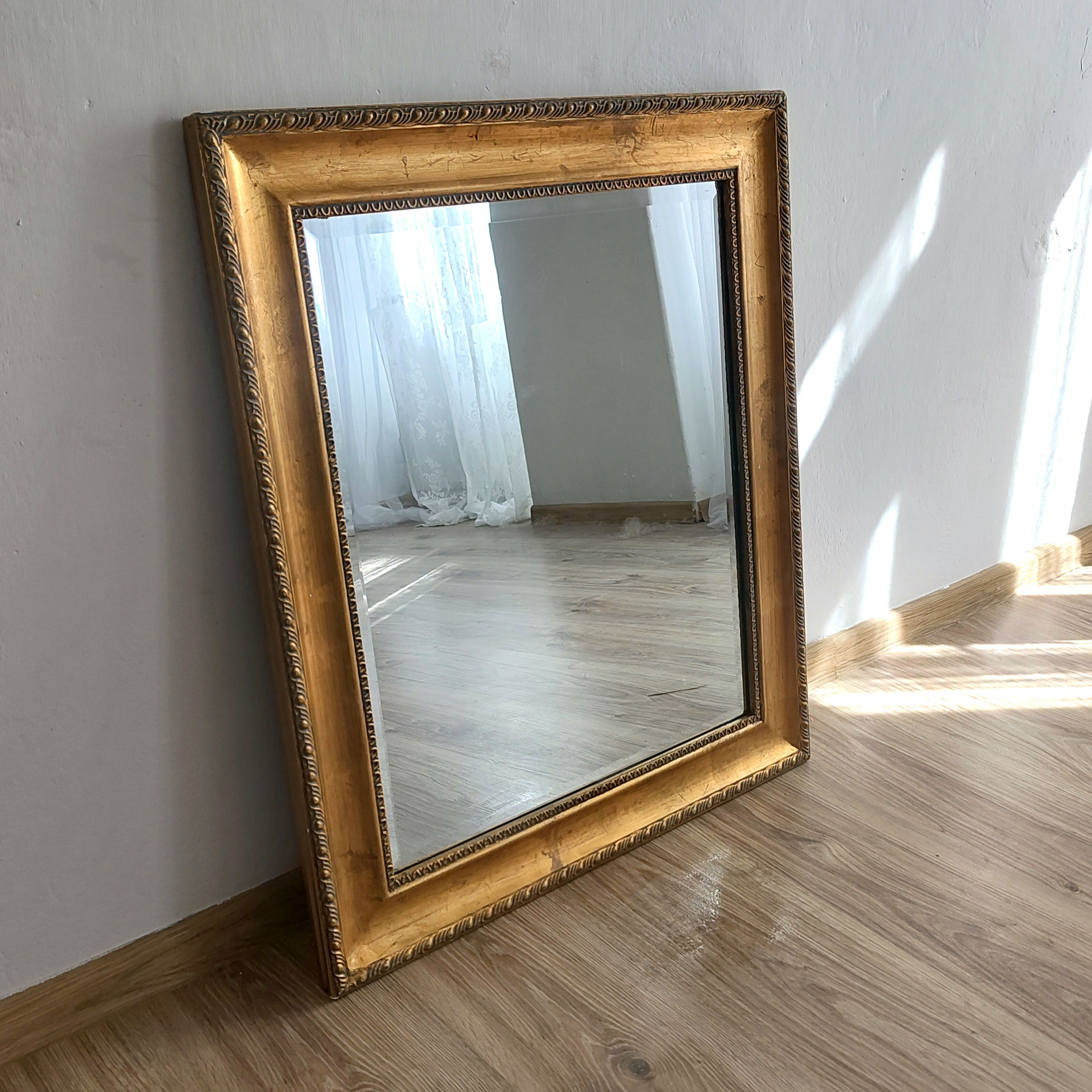 Lustro w złotej ramie