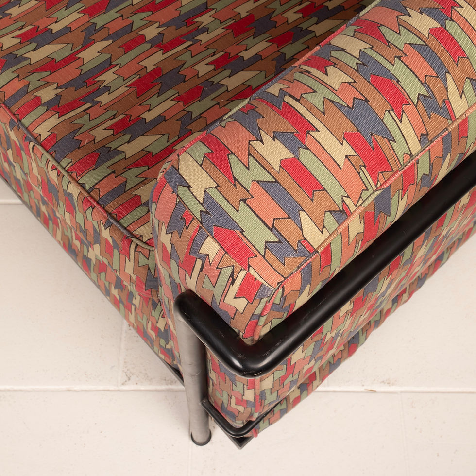 الصورة المصغرة: LC2 Sofa by Le Corbusier, Pierre Jeanneret and Charlotte Perriand for Cassina