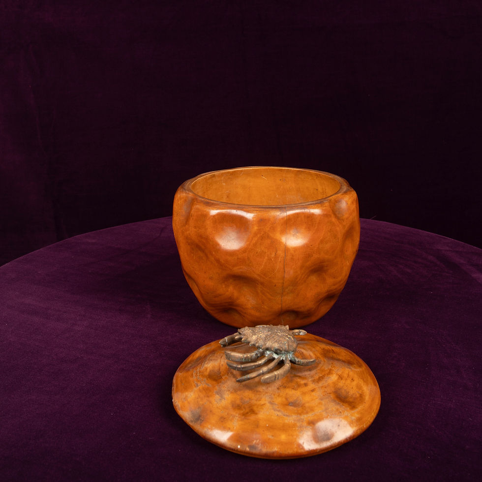 Miniaturbild: Aldo Tura Carved Pear Wood Lidded Box with Bronze Crab 1940