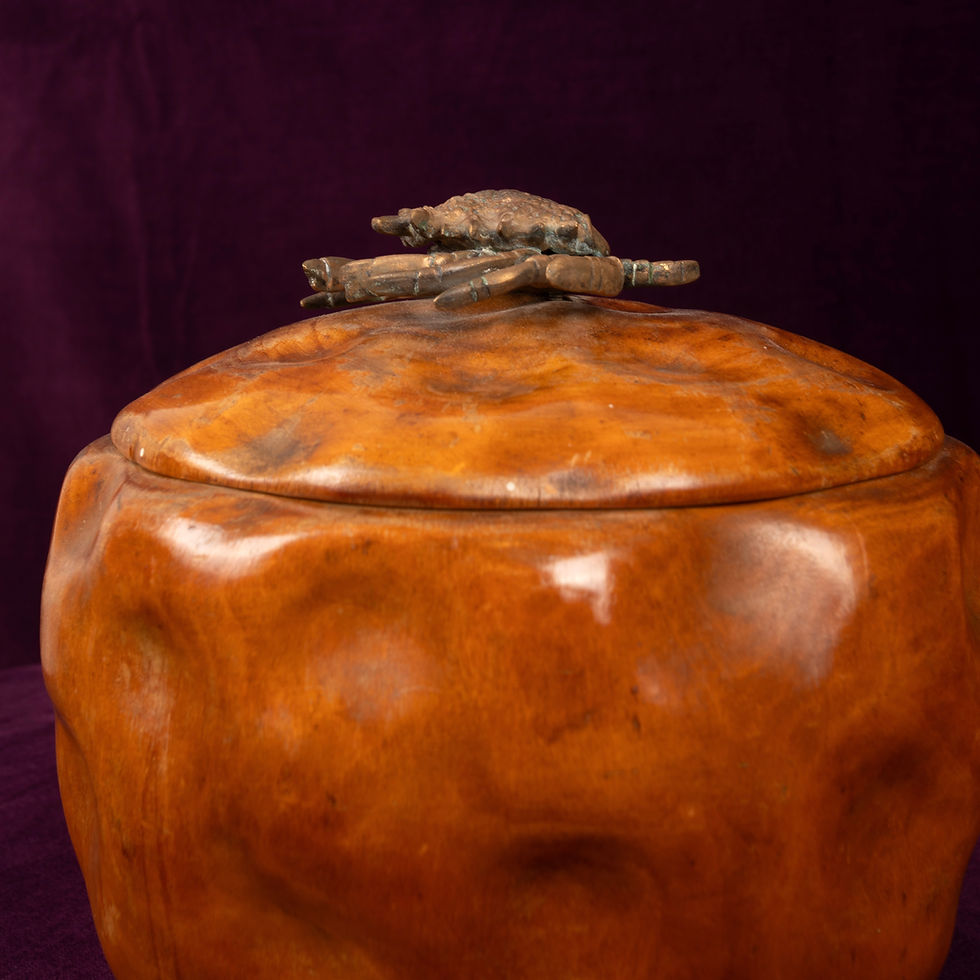 الصورة المصغرة: Aldo Tura Carved Pear Wood Lidded Box with Bronze Crab 1940