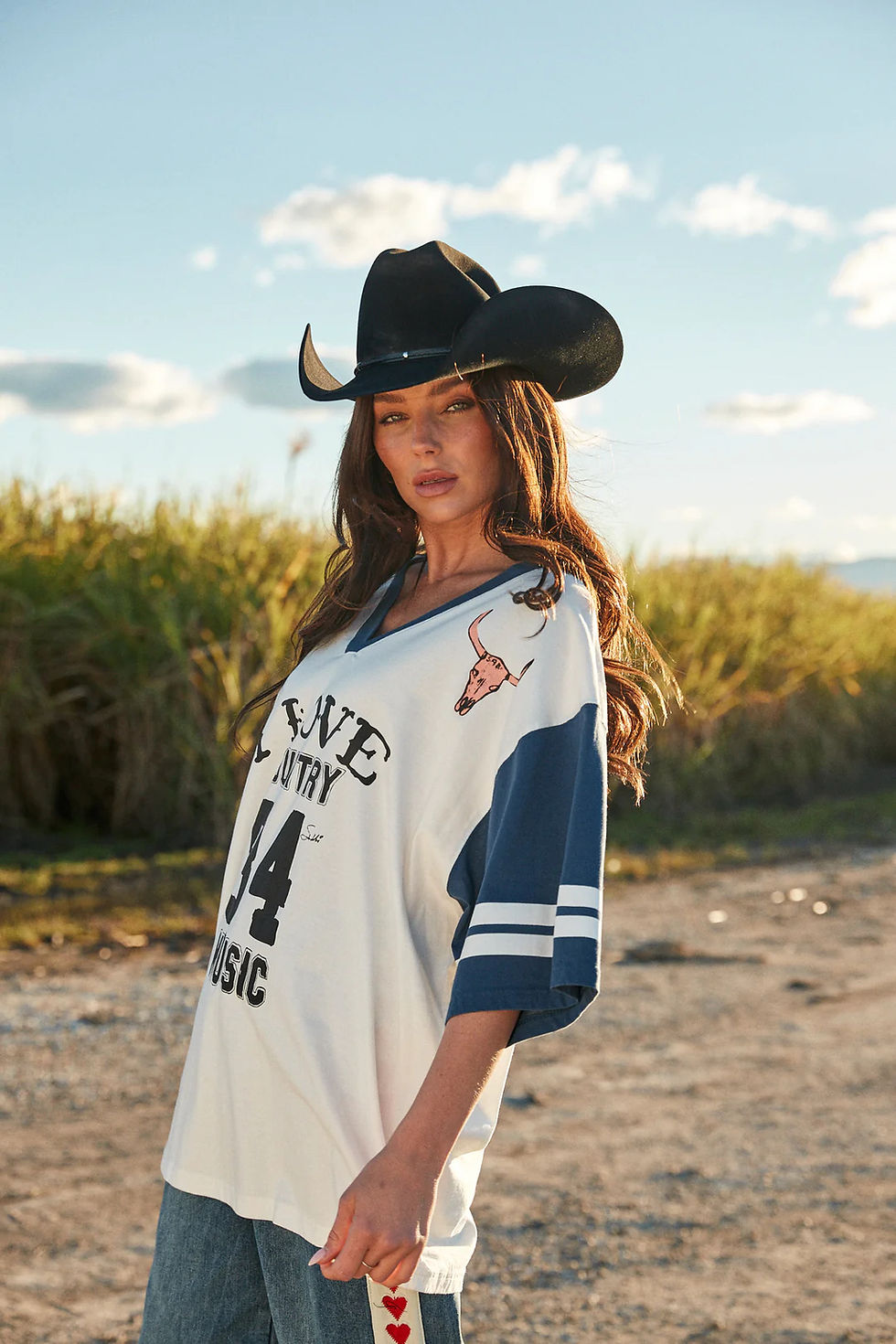 Thumbnail: Sabbi THE VERY OVERSIZED COUNTRY MUSIC V NECK TEE - MARSHMALLOW & BLUE
