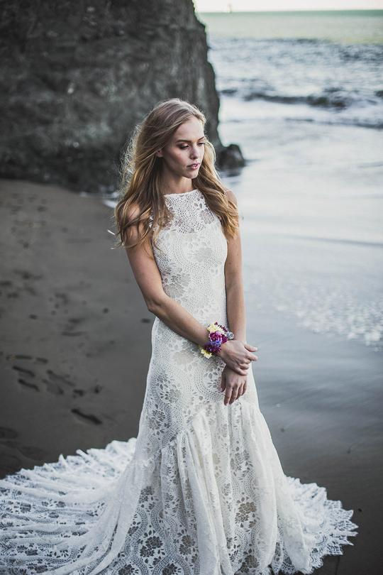 High-Quality Boho Halter Sweep Train Backless Lace Women Bridal Gowns