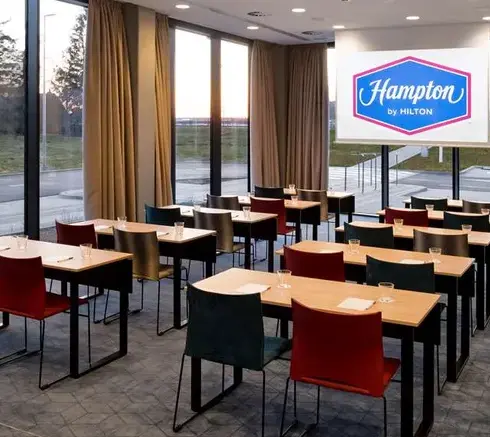 Hampton-by-Hilton-Riga-Airport-Meeting (1).webp