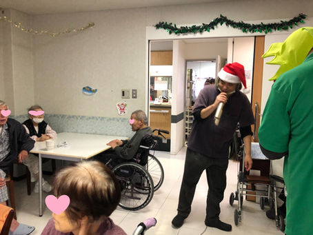 メリークリスマス。今日は職員も仮装してクリスマスパーティー&カラオケ大会です。美味しいデザートも食べてクリスマス楽しんでます。