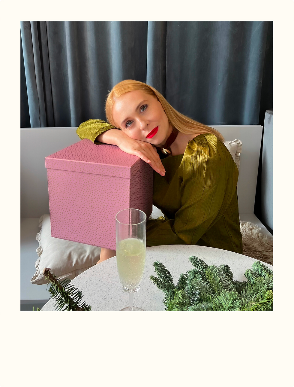 біла рамка 2.png