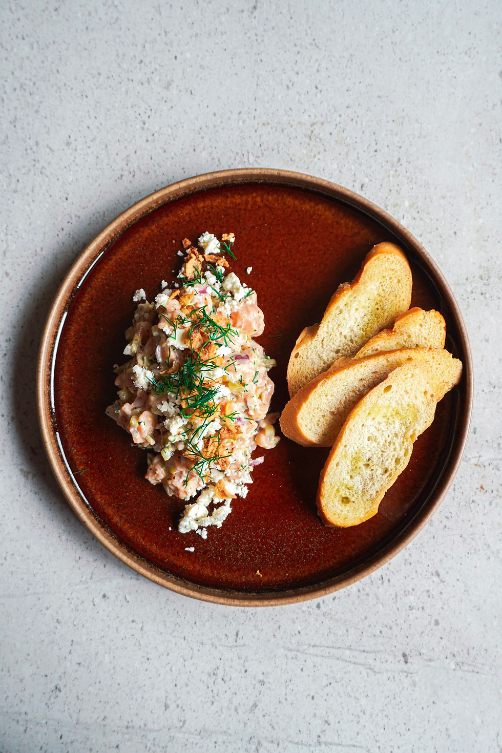 Tartare de saumon, feta & cornichons à l'aneth