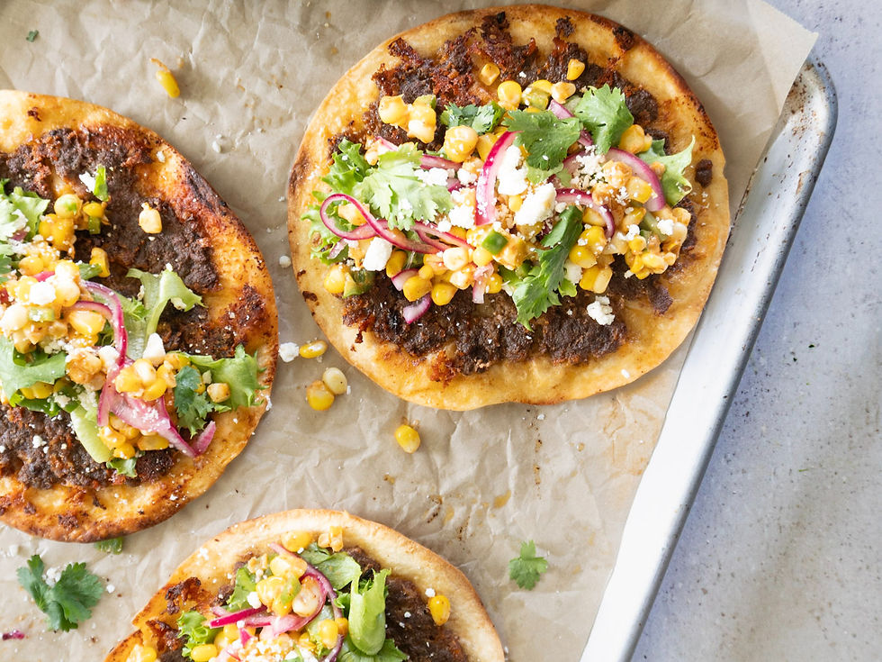 Gros coup de coeur pour cette recette, le maïs est la véritable vedette de ces smash tacos! Garni d'une salade fraîche légèrement relevée au jalapeño et à la lime, un repas estival qu'on redemande!