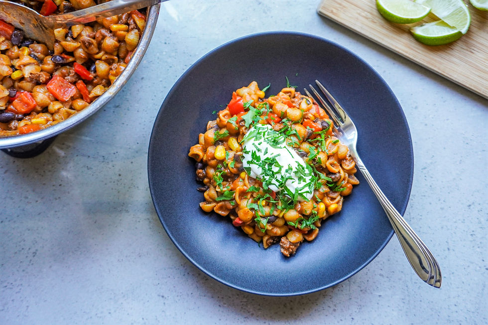 Je suis une grande fan de pâte et j'avais envie de rendre mon chili encore plus soutenant, je crois que vous serez conquis par ce souper savoureux qui demande un minimum de vaisselle.