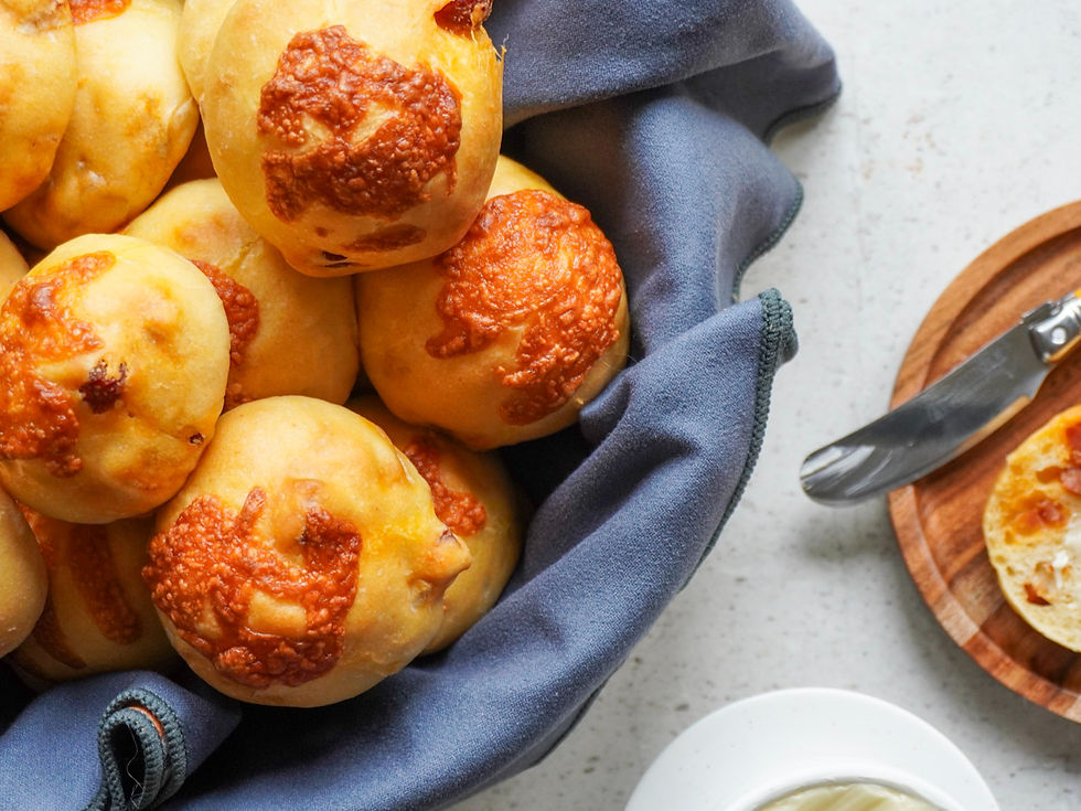 Ces petits pains moelleux sont incroyables! Garnis de chorizo et de cheddar, leur goût me rappelle les pizzas pochette, mais en 10 fois meilleur .Parfaits à servir en accompagnement d'un repas, chauds à l'apéro avec du beurre, ou encore pour préparer de délicieux mini-sandwichs.