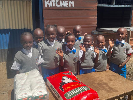 皆さまのお陰でケニアの恵まれない子供たちに米50㎏、トウモロコシの粉96㎏、そしてクリスマスをプレゼントさせて頂くことが出来ました。