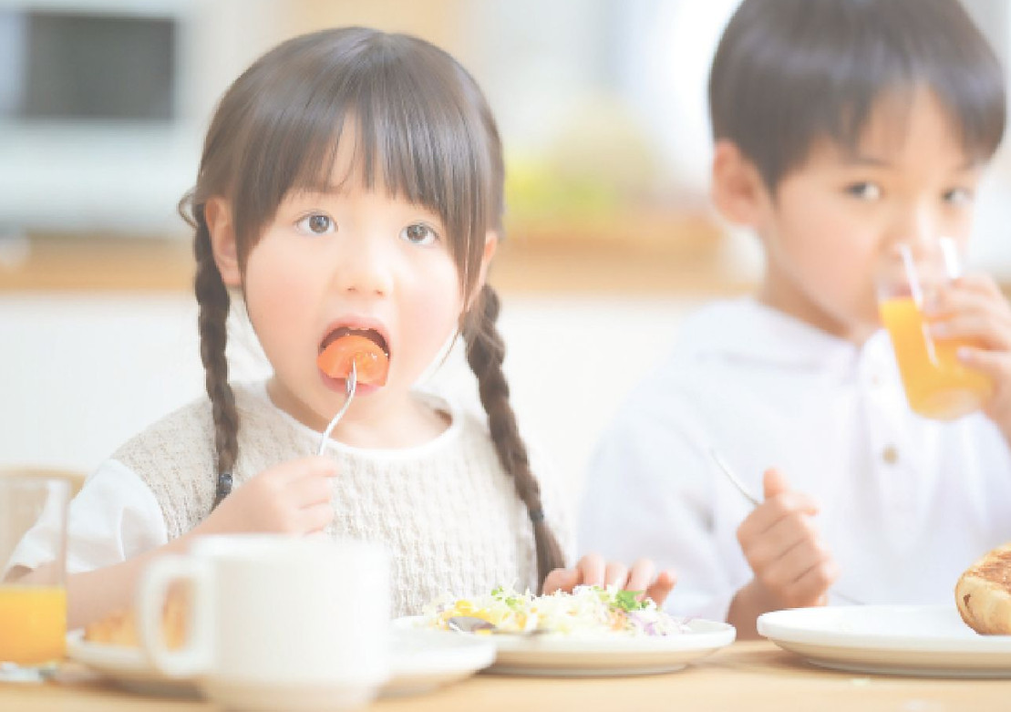 食事中の子ども(こどもごはんTOP).jpg