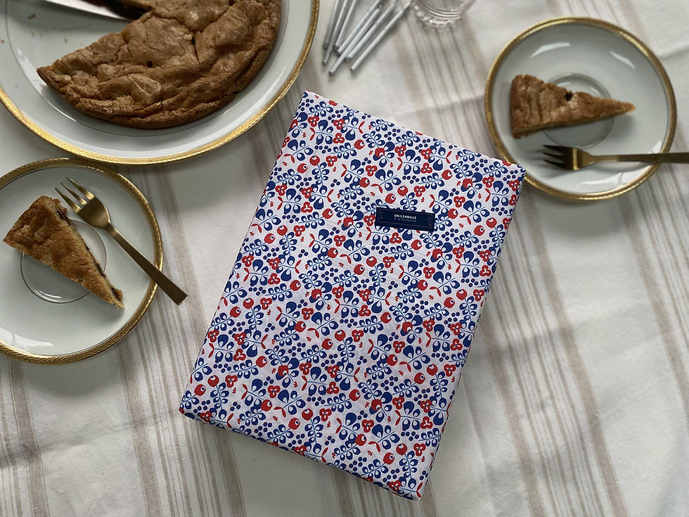 Miniature : paquet cadeau réutilisable à fleurs sur nappe beige